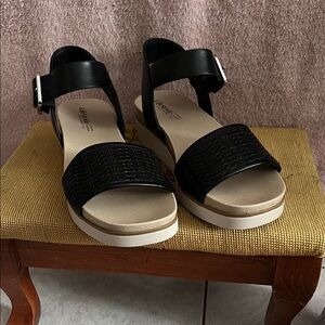 Life Stride Black and Cream Sandals